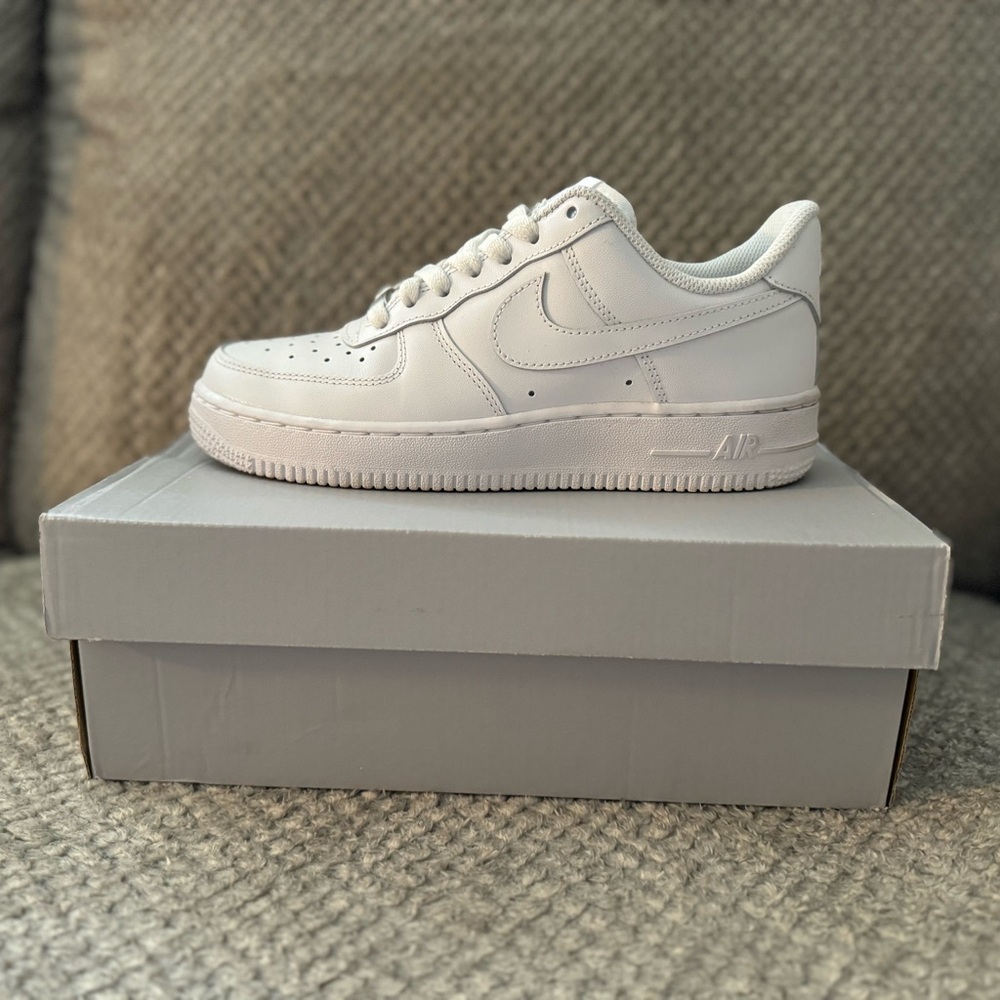 Nike Air Force 1 '07
Women's Shoes . White